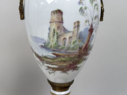 Paire de vases en porcelaine polychrome et...