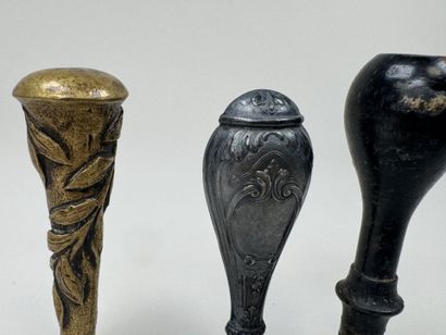 Trois sceaux à cacheter en bronze, métal...