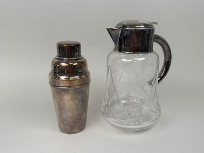Lot comprenant :
- un shaker en métal argenté.
Travail...
