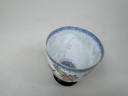ASIE, XXe.
Petit bol ou tasse en porcelaine...