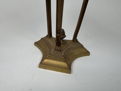 Pied de lampe en bronze doré, ciselé et patiné,...