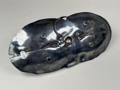 GALLIA.
Coupe en métal argenté à décor de...