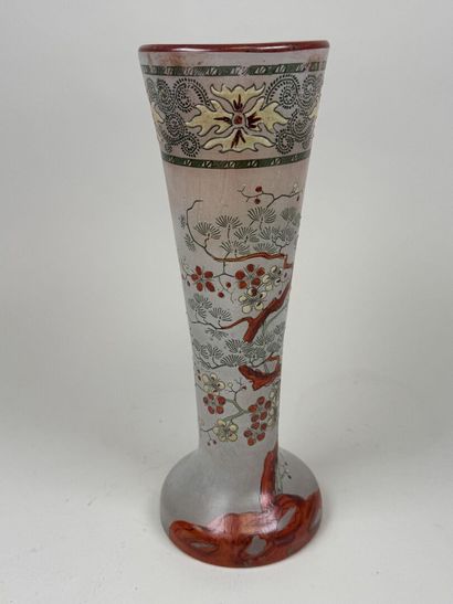 Vase en verre à décor émaillé et polychrome...
