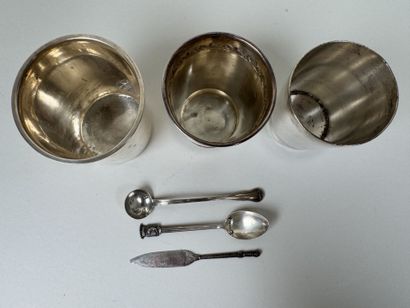 Deux timbales, deux pelles à sel et un petit...
