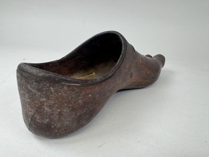 Sabot en bois sculpté en forme de pied à...