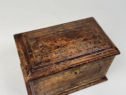 Petit coffret gainé de cuir et estampé à...