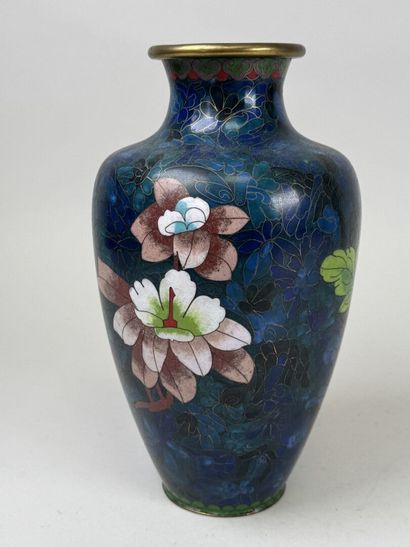 ASIE, XXe.
Vase balustre en laiton cloisonné...
