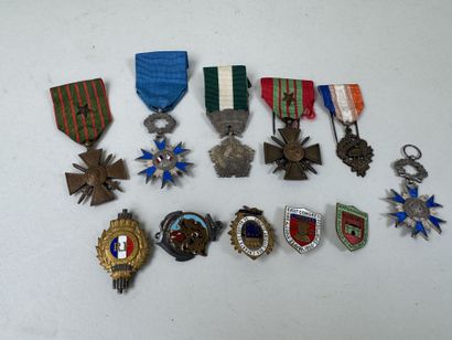Lot de 11 médailles militaires et civils...