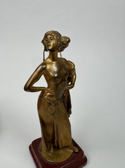 École, vers 1900.
Femme orientaliste.
Petit...
