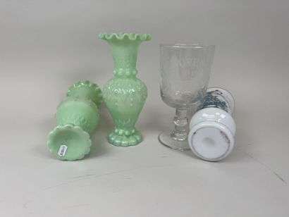 Lot comprenant :
- paire de vases en verre...