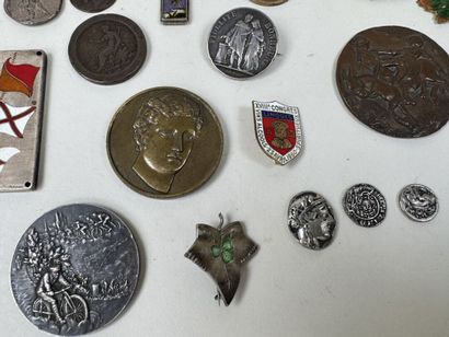 Lot d'une vingtaine de médailles, pièces...