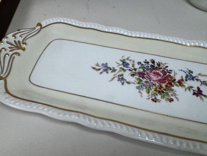 Lot en porcelaine et faïence polychrome comprenant...