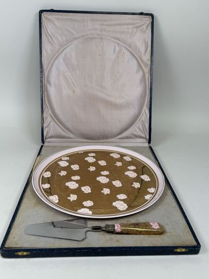 G. DUMAS à Limoges.
Plat circulaire en porcelaine...