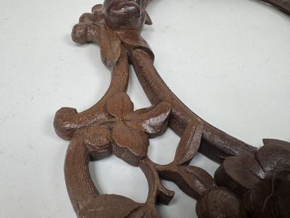 Encadrement en bois ajouré et sculpté à décor...