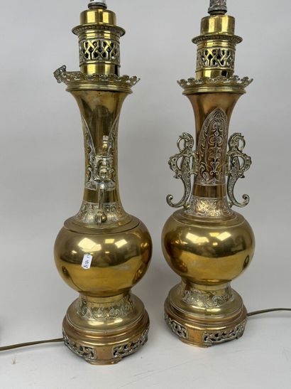 INDICHIEN, XXe.
Paire de lampes en laiton...