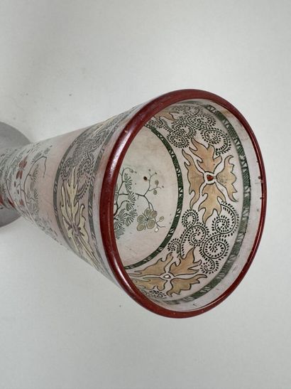 Vase en verre à décor émaillé et polychrome...