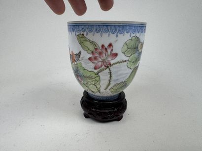 ASIE, XXe.
Petit bol ou tasse en porcelaine...