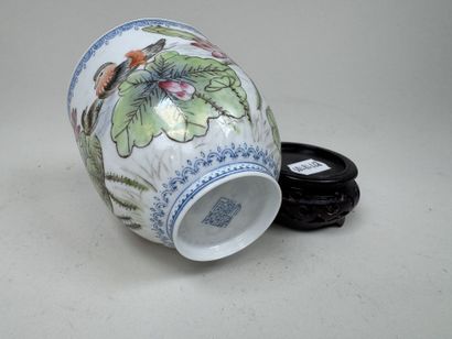 ASIE, XXe.
Petit bol ou tasse en porcelaine...