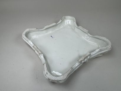 Socle en céramique blanche à décor de motifs...