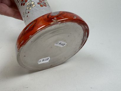 Vase en verre à décor émaillé et polychrome...