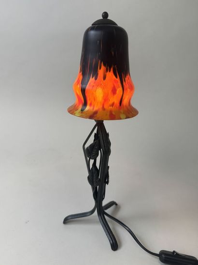 Petite lampe en verre à décor marmoréen sur...
