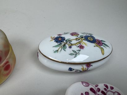Collection de 10 petites boites ou piluliers...