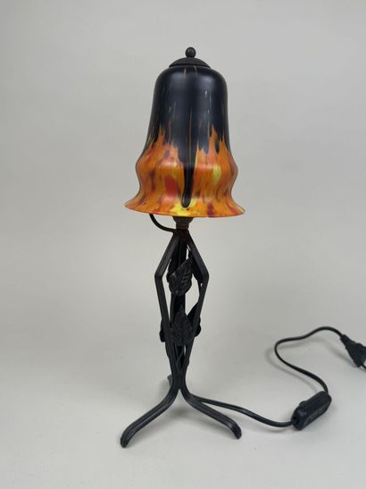 Petite lampe en verre à décor marmoréen sur...
