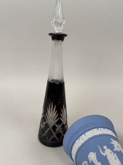 Lot comprenant :
-WEDGWOOD.
Pique-fleurs...