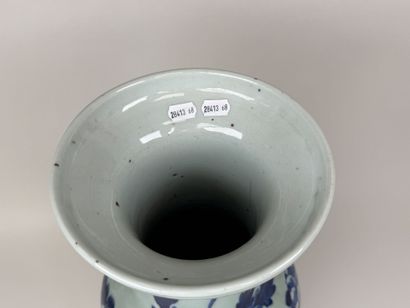 CHINE, XXe.
Grand vase balustre en porcelaine...