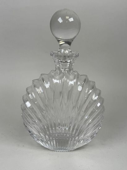 Carafe à décanter en verre moulé et pressé.
H....
