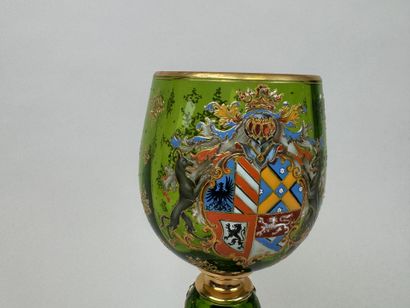 Verre calice en cristal coloré à décor émaillé...