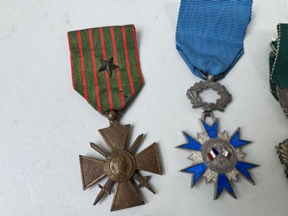 Lot de 11 médailles militaires et civils...