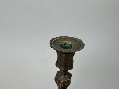 Bougeoir anciennement en bronze argenté.
H....