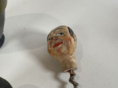 Ensemble de deux personnages en bois sculpté...