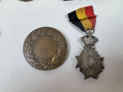Lot de médailles en bronze dont :
- Pierre-Victor...