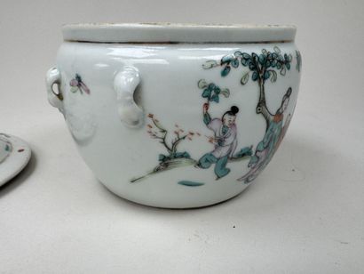 CHINE, XXe.
Pot couvert en porcelaine polychrome...