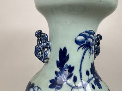 CHINE, XXe.
Grand vase balustre en porcelaine...
