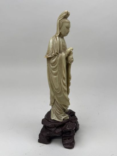 CHINE, XXe.
Personnage aux instruments.
Sujet...
