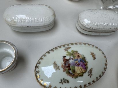 Important lot d'objets de vitrine comprenant...