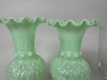 Lot comprenant :
- paire de vases en verre...