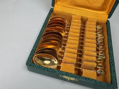 Lot comprenant : 
- un seau à biscuit en...