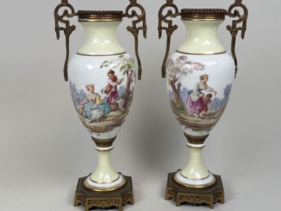 Paire de vases en porcelaine polychrome et...