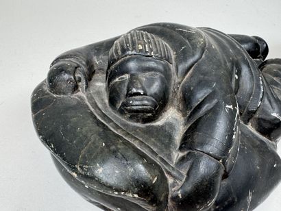 Art Inuit, XXe.
Personnage couché et homme...