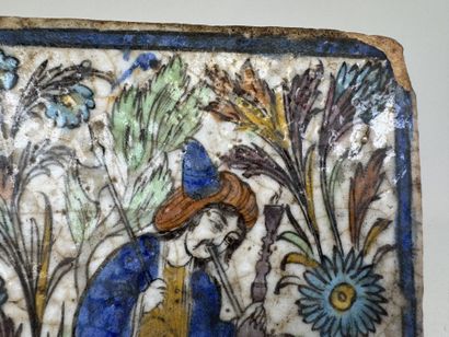 IRAN.
Carreau en faïence polychrome à décor...