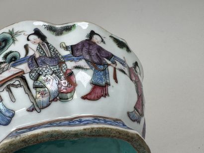 ASIE, XXe.
Coupe circulaire sur talon en...