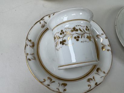 Lot en faïence et porcelaine comprenant :
-...