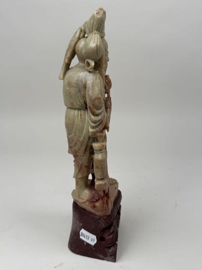 CHINE, XXe.
Pêcheur.
Sujet en pierre de lard...