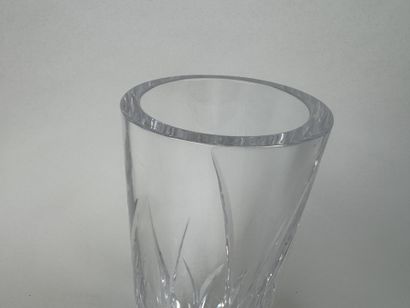 SEVRES.
Vase tubulaire en cristal à décor...
