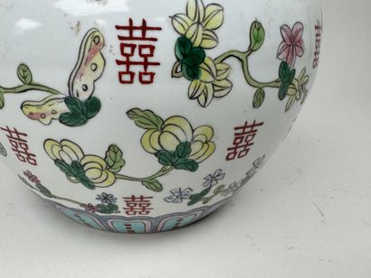 CHINE, XXe.
Pot couvert en porcelaine polychrome...