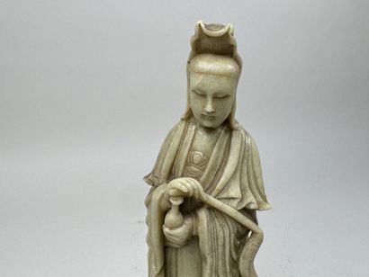 CHINE, XXe.
Personnage aux instruments.
Sujet...